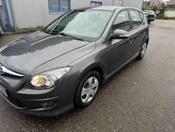 Grau Gebraucht 2011 Hyundai i30 Edition Limousine | 4.999 € (Etwas zu teuer)