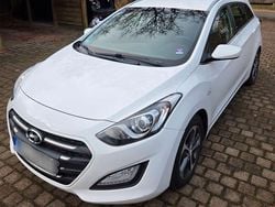 Weiß Gebraucht 2016 Hyundai i30 Trend Kombi | 7.400 € (Guter Preis)