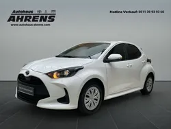 Schneeweiß Gebraucht 2023 Toyota Yaris Hybrid Comfort Kleinwagen | 18.990 € (Guter Preis)