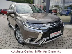 Braun Gebraucht 2020 Mitsubishi Outlander P-HEV Top SUV | 25.990 € (Etwas zu teuer)