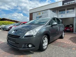Grau Gebraucht 2011 Peugeot 5008 Family Van / Kleinbus | 6.999 € (Teuer)