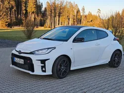 Weiß Gebraucht 2021 Toyota Yaris Limousine | 35.343 € (Etwas zu teuer)