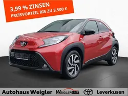 Chillirot/schwarz Gebraucht 2024 Toyota Aygo Team Kleinwagen | 16.790 € (Fairer Preis)