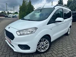 Weiß Gebraucht 2021 Ford Tourneo Courier Titanium Van / Kleinbus | 17.489 € (Fairer Preis)