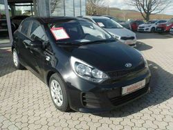 Schwarz metallic Gebraucht 2015 Kia Rio Attract Kleinwagen | 11.290 €