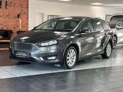 Grau Gebraucht 2015 Ford Focus Titanium Limousine | 10.990 € (Fairer Preis)