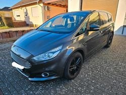 Grau Gebraucht 2018 Ford S-MAX Titanium Van / Kleinbus | 19.000 € (Fairer Preis)
