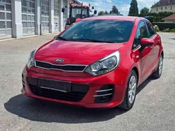 Rot Gebraucht 2015 Kia Rio Spirit Limousine | 3.900 €