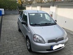 Grau Gebraucht 2001 Toyota Yaris Kleinwagen | 4.150 € (Etwas zu teuer)