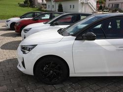 Weiß/schwarz Gebraucht 2023 Opel Corsa Limousine | 15.590 € (Guter Preis)