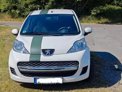 Weiß Gebraucht 2010 Peugeot 107 Filou Kleinwagen | 3.999 € (Fairer Preis)