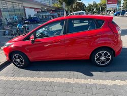 Rot Gebraucht 2017 Ford Fiesta Kleinwagen | 5.250 €
