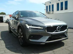 Grau Gebraucht 2020 Volvo V60 CC Kombi | 32.499 € (Fairer Preis)