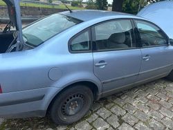 Blau Gebraucht 1999 VW Passat Basis Limousine | 1.100 € (Guter Preis)