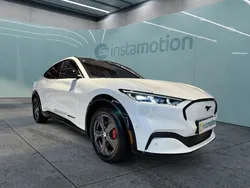 Weiß Gebraucht 2022 Ford Mustang Mach-E Extended Range SUV | 41.701 € (Etwas zu teuer)