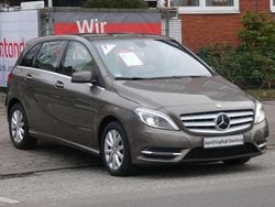 Monolithgrau metallic Gebraucht 2014 Mercedes B180 Sport Van / Kleinbus | 13.250 € (Guter Preis)