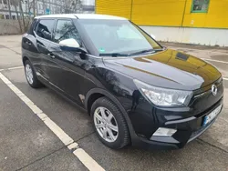 Schwarz 0 metallic Gebraucht 2015 Ssangyong Tivoli Sapphire SUV | 9.999 €