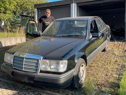 Schwarz Gebraucht 1991 Mercedes E230 Limousine | 3.850 €