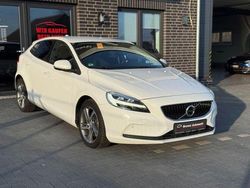 Weiß Gebraucht 2017 Volvo V40 Momentum Limousine | 11.490 € (Fairer Preis)