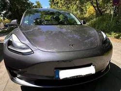 Grau Gebraucht 2022 Tesla Model 3 Standard Range Plus Limousine | 27.800 € (Guter Preis)