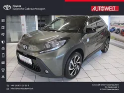 Cardamon green metallic/ night sky black Gebraucht 2023 Toyota Aygo Comfort Kleinwagen | 17.750 € (Fairer Preis)
