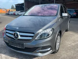 Grau Gebraucht 2016 Mercedes B250e Van / Kleinbus | 11.499 €