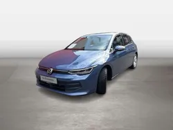 Blau Gebraucht 2024 VW Golf VIII Life Limousine | 22.888 € (Guter Preis)
