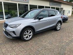 Silber metallic/schwarz metallic (metallic) Gebraucht 2024 Seat Arona FR SUV | 22.900 € (Fairer Preis)