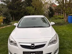 Weiß Gebraucht 2011 Opel Astra Design Edition Limousine | 5.450 € (Fairer Preis)