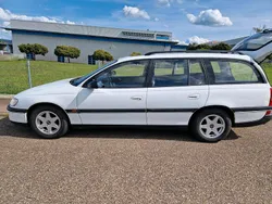 Weiß Gebraucht 1995 Opel Omega Kombi | 2.100 €