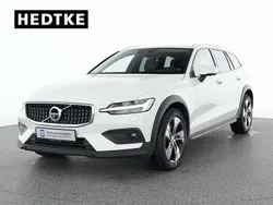 Weiß Gebraucht 2022 Volvo V60 CC Pro Kombi | 32.990 € (Fairer Preis)