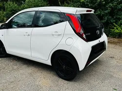 Weiß Gebraucht 2020 Toyota Aygo Kleinwagen | 9.500 € (Fairer Preis)