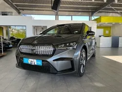 Weiß (moonweiss metallic) Gebraucht 2022 Skoda Enyaq iV SportLine SUV | 58.995 €
