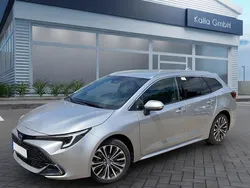 Shimmering silver metallic Gebraucht 2024 Toyota Corolla Team Kombi | 32.680 € (Teuer)