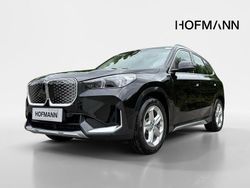 Saphirschwarz metallic Neu 2025 BMW iX1 xLine SUV | 51.225 € (Guter Preis)