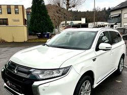 Weiß Gebraucht 2017 Mitsubishi Outlander P-HEV Top SUV | 14.900 € (Superpreis)