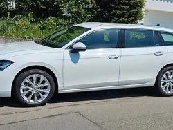 Weiß Gebraucht 2024 Skoda Superb Kombi | 42.940 € (Superpreis)