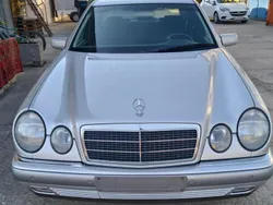 Silber Gebraucht 1999 Mercedes E240 Limousine | 9.600 €