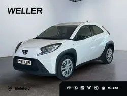 Weiss Gebraucht 2023 Toyota Aygo X-play Kleinwagen | 15.990 € (Etwas zu teuer)