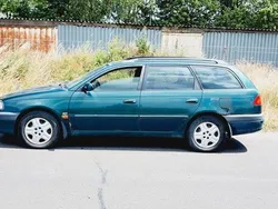 Grün Gebraucht 1999 Toyota Avensis Limousine | 1.800 € (Fairer Preis)