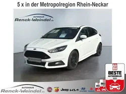 Weiss Gebraucht 2017 Ford Focus ST Limousine | 17.389 € (Fairer Preis)