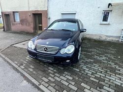 Blau Gebraucht 2005 Mercedes 220 Kleinwagen | 3.000 €
