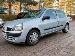 Silber Gebraucht 2003 Renault Clio II Kleinwagen | 2.100 €