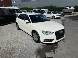 Weiß Gebraucht 2013 Audi A3 Sportback Attraction Limousine | 8.990 € (Fairer Preis)