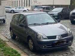 Grau Gebraucht 2003 Renault Clio II Kleinwagen | 3.000 € (Fairer Preis)