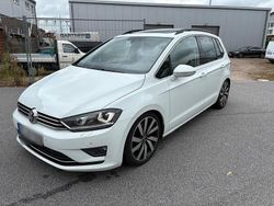 Weiß Gebraucht 2015 VW Golf Sportsvan Highline Van / Kleinbus | 11.800 € (Fairer Preis)