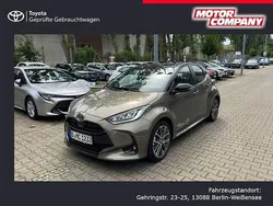 Manganbronze metallic / dach schwarz Gebraucht 2024 Toyota Yaris Hybrid Plus | 32.170 € (Etwas zu teuer)