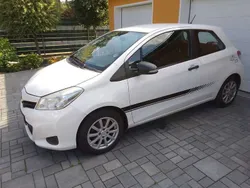 Weiß Gebraucht 2012 Toyota Yaris Cool Limousine | 2.900 € (Fairer Preis)