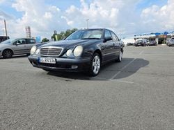 Grün Gebraucht 2000 Mercedes E220 Classic Limousine | 3.500 €
