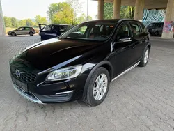 Schwarz Gebraucht 2016 Volvo V60 CC Momentum Kombi | 8.300 €
